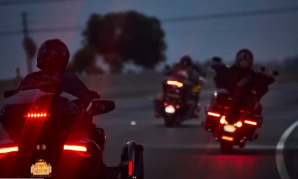 Войната между автомобилисти и моторджии е пословична.  Мотоциклетистите са наши приятели и дори да не ги харесвате, те са бързи и скоро ще изчезнат от пътя ви, ако просто им дадете място да се разминават. Осигурете им място, като не намалявате, а просто се изнеглите максимално до крайната линия на платното. Друга тема е, че понякога те искат да минат точно оттам, което е много опасно.
